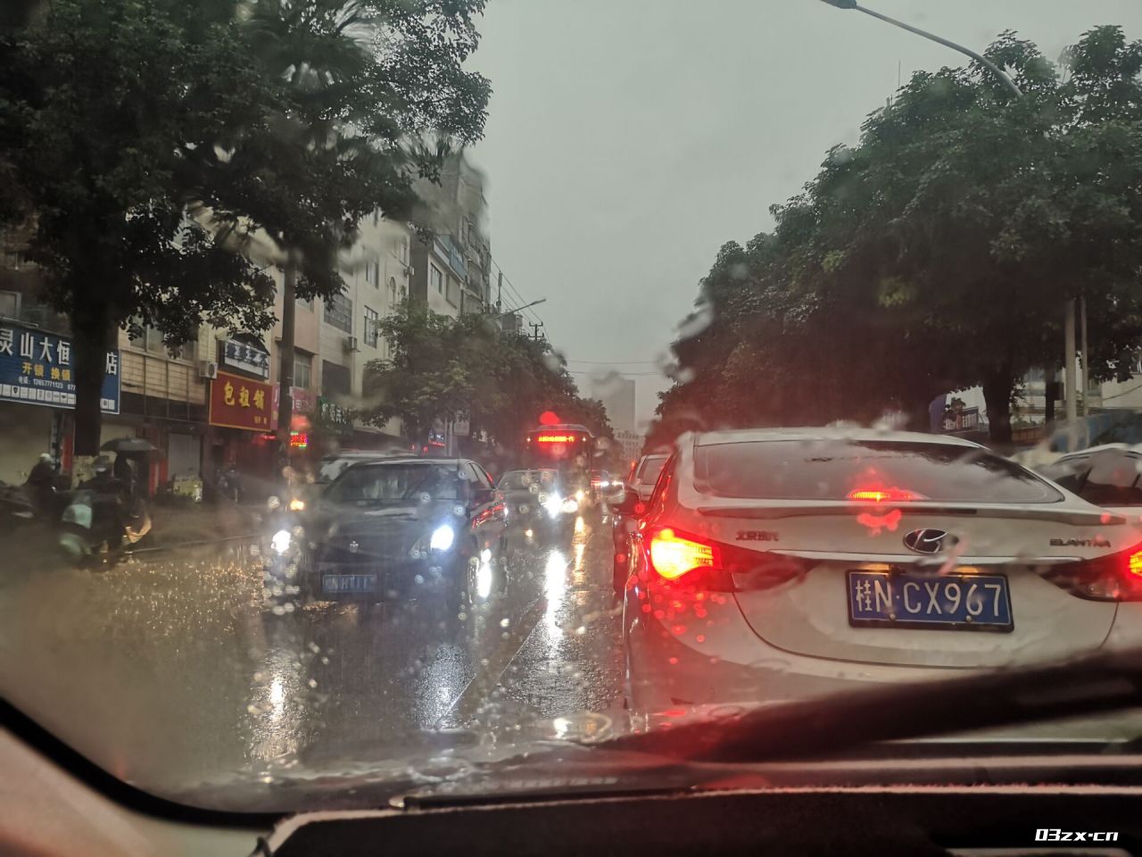 这哪里是下雨，简直就是泼水。